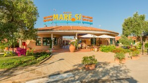 A building with a sign reading "VILLAGIO MARE SI." - Villaggio Mare Si (Follonica)