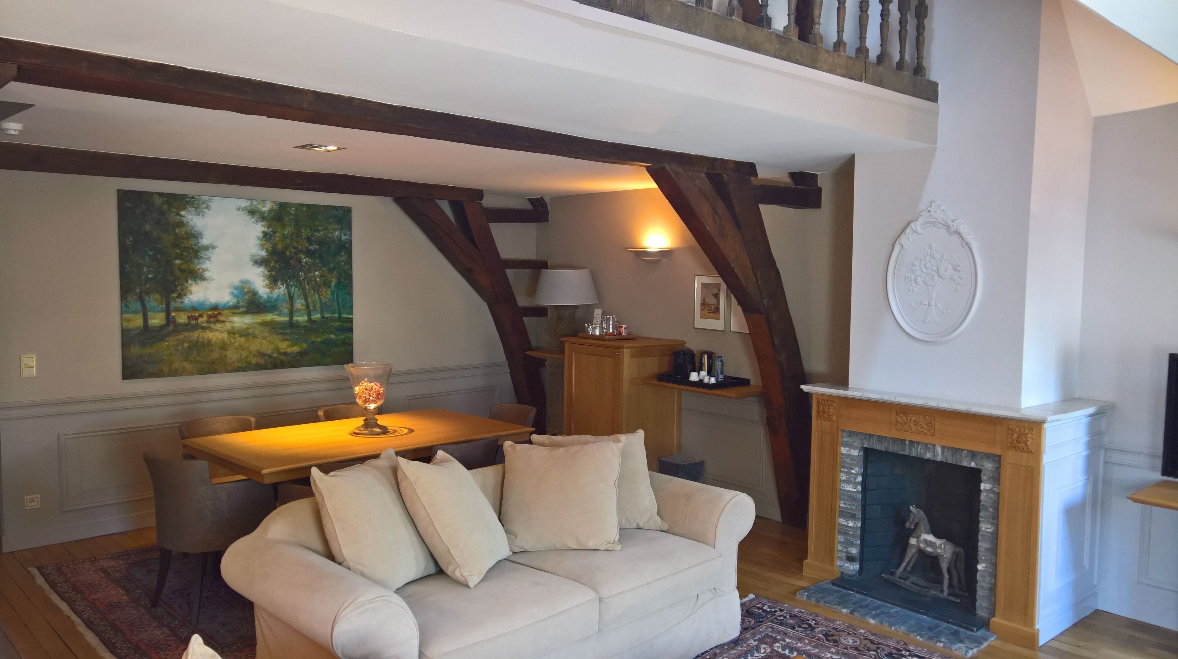 superior suite (classic) | living area | tv