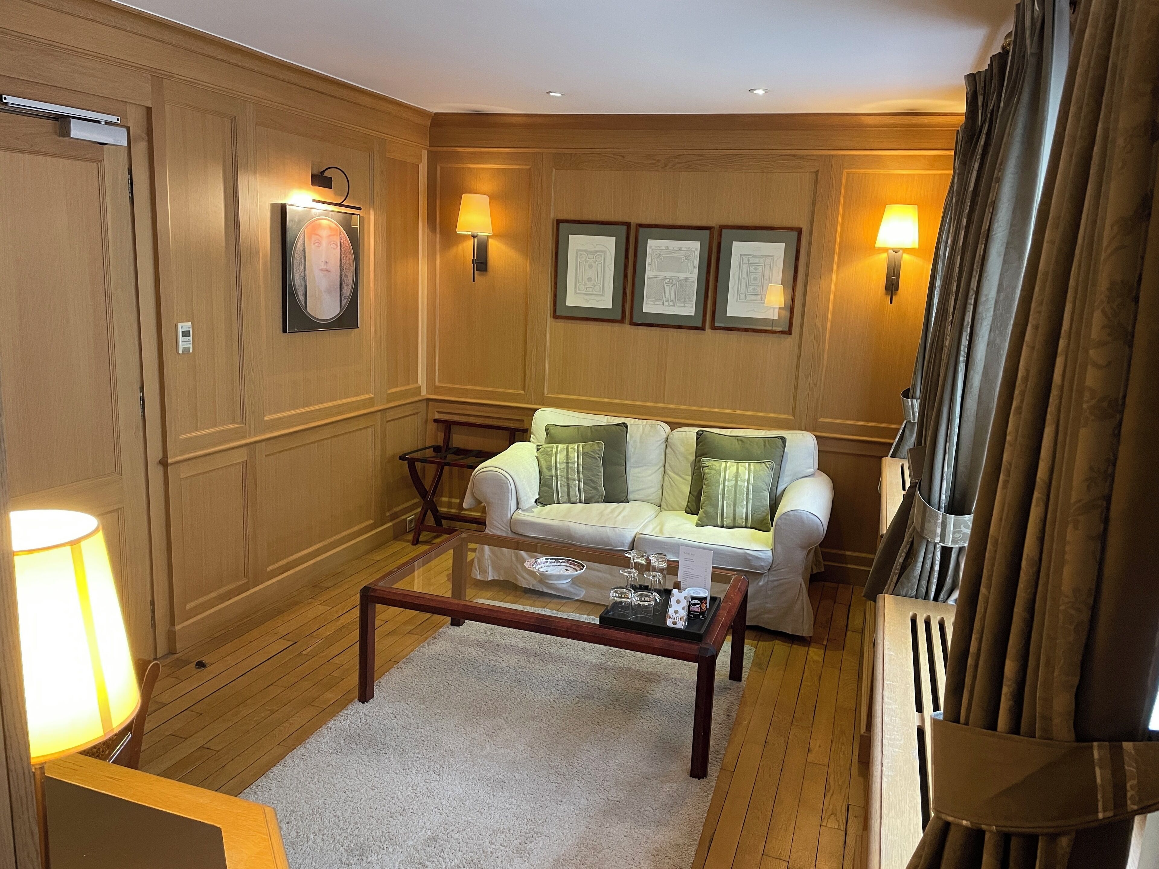 junior suite | living area | tv