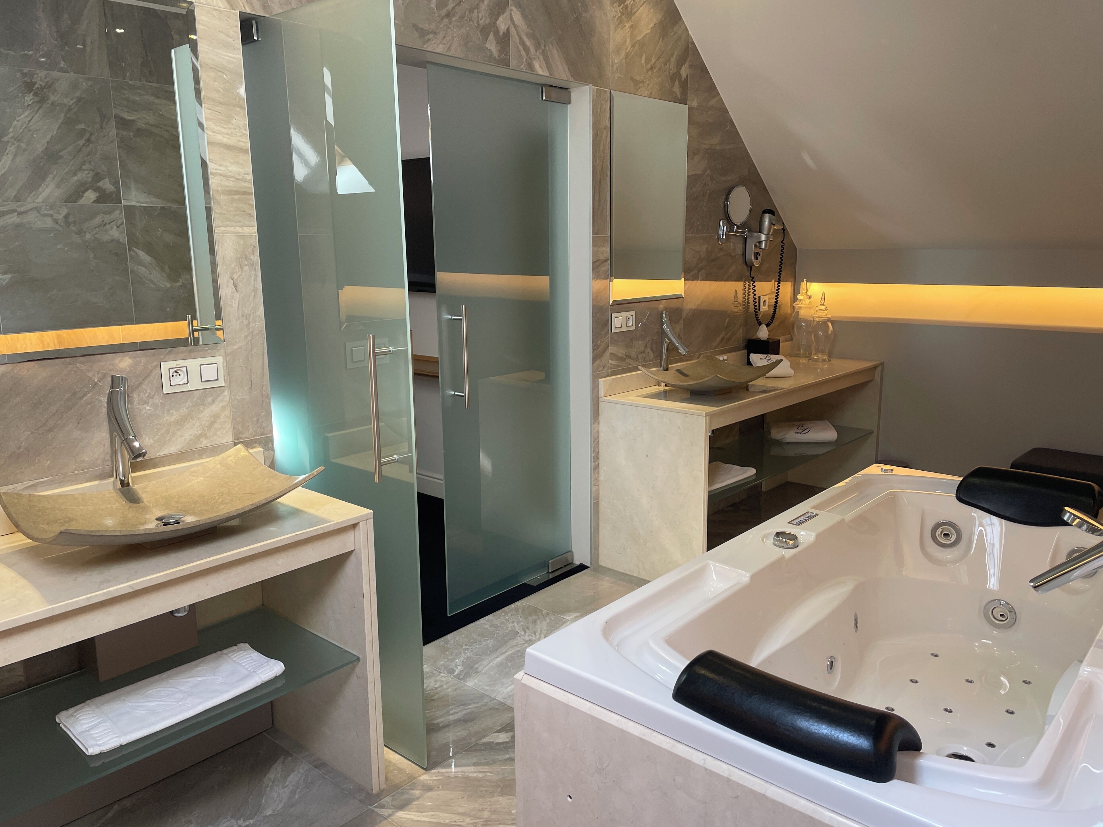 superior suite (garden) | bathroom | free toiletries, hair dryer, bathrobes, slippers