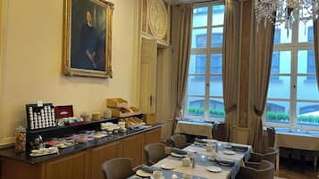 Dagelijks ontbijtbuffet (EUR 22 per persoon)