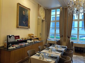 Petit déjeuner buffet servi tous les jours en supplément