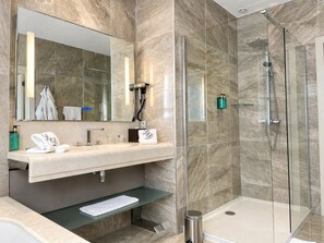 Chambre Double Junior, vue jardin | Salle de bain