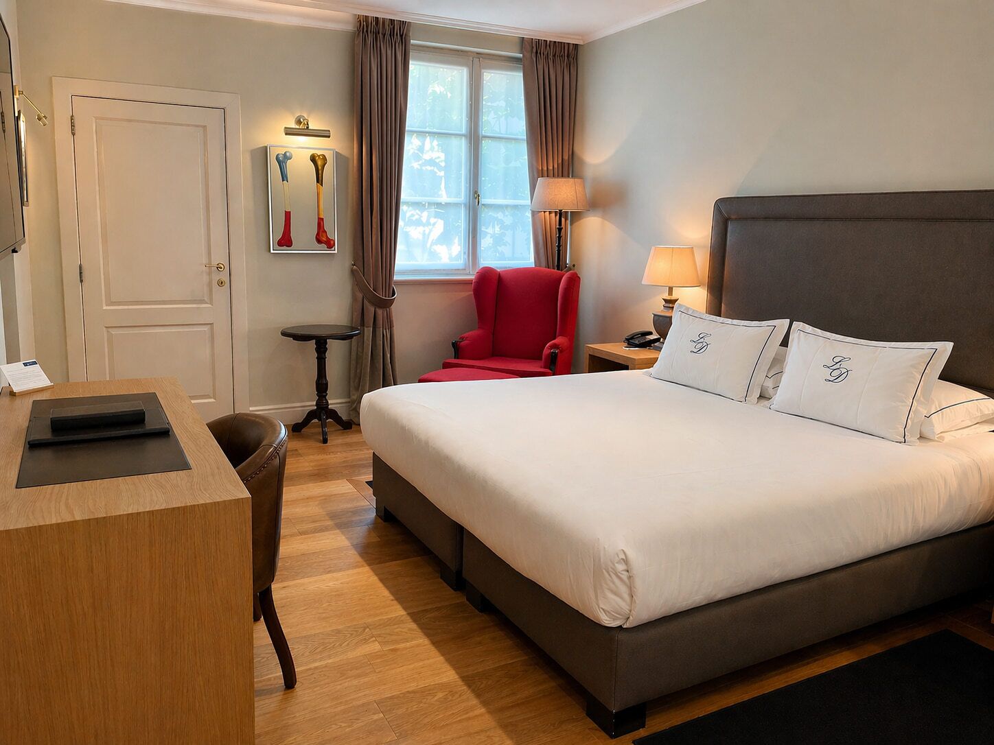 Minibar, caja de seguridad en la habitación y decoración personalizada 