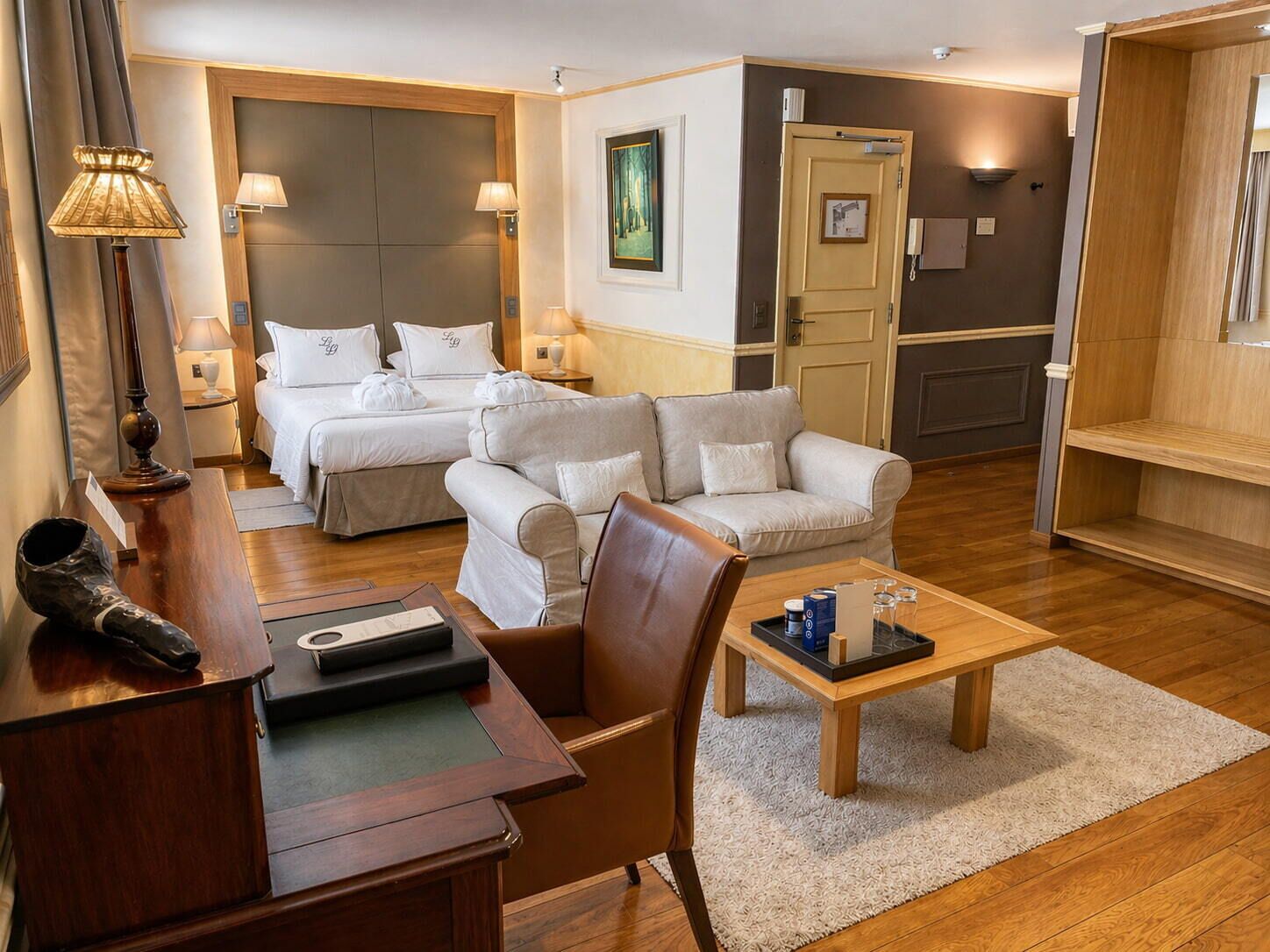 Minibar, caja de seguridad en la habitación y decoración personalizada 