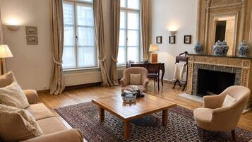 Suite | Wohnbereich | Fernseher