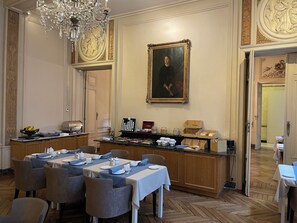 Esmorzar diari d'estil bufet (22 EUR per persona) 