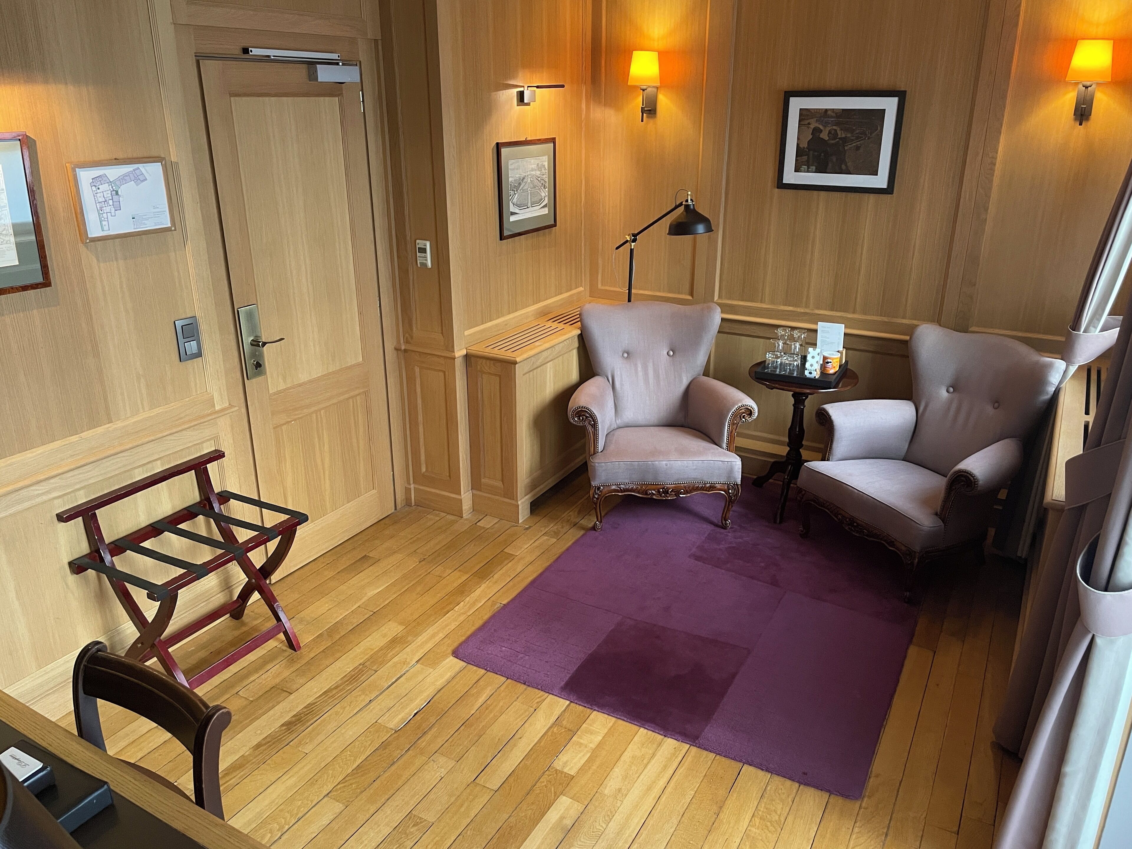 junior suite | living area | tv