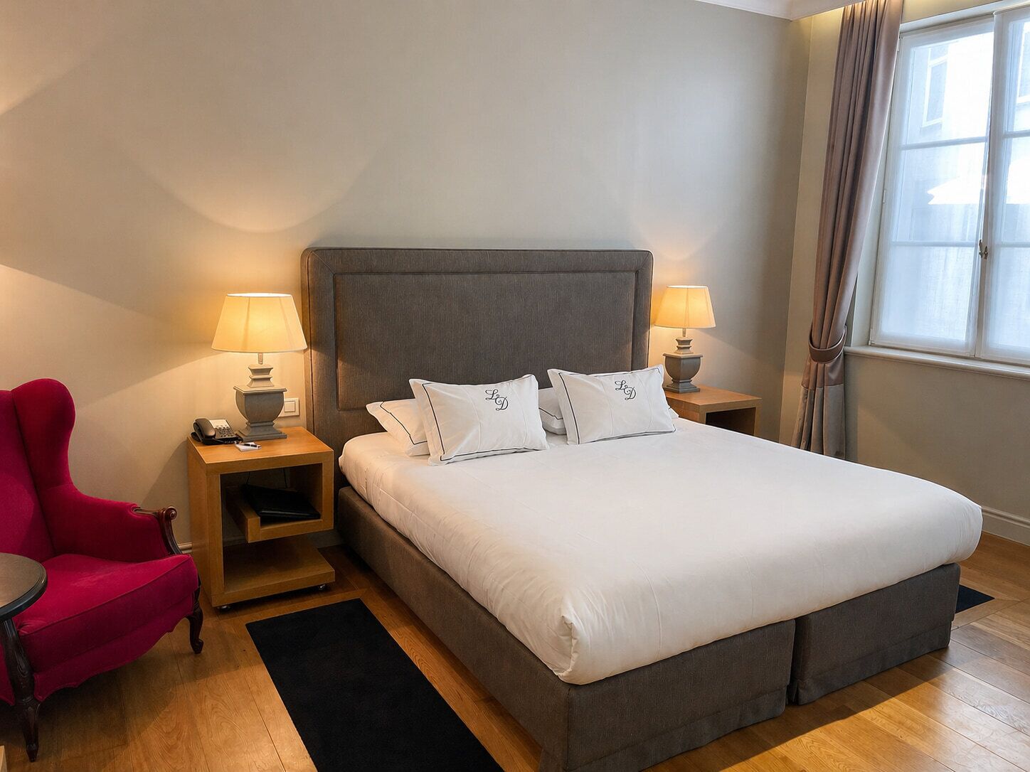 Minibar, caja de seguridad en la habitación y decoración personalizada 