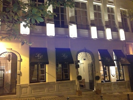 Fachada de la propiedad por la tarde o noche