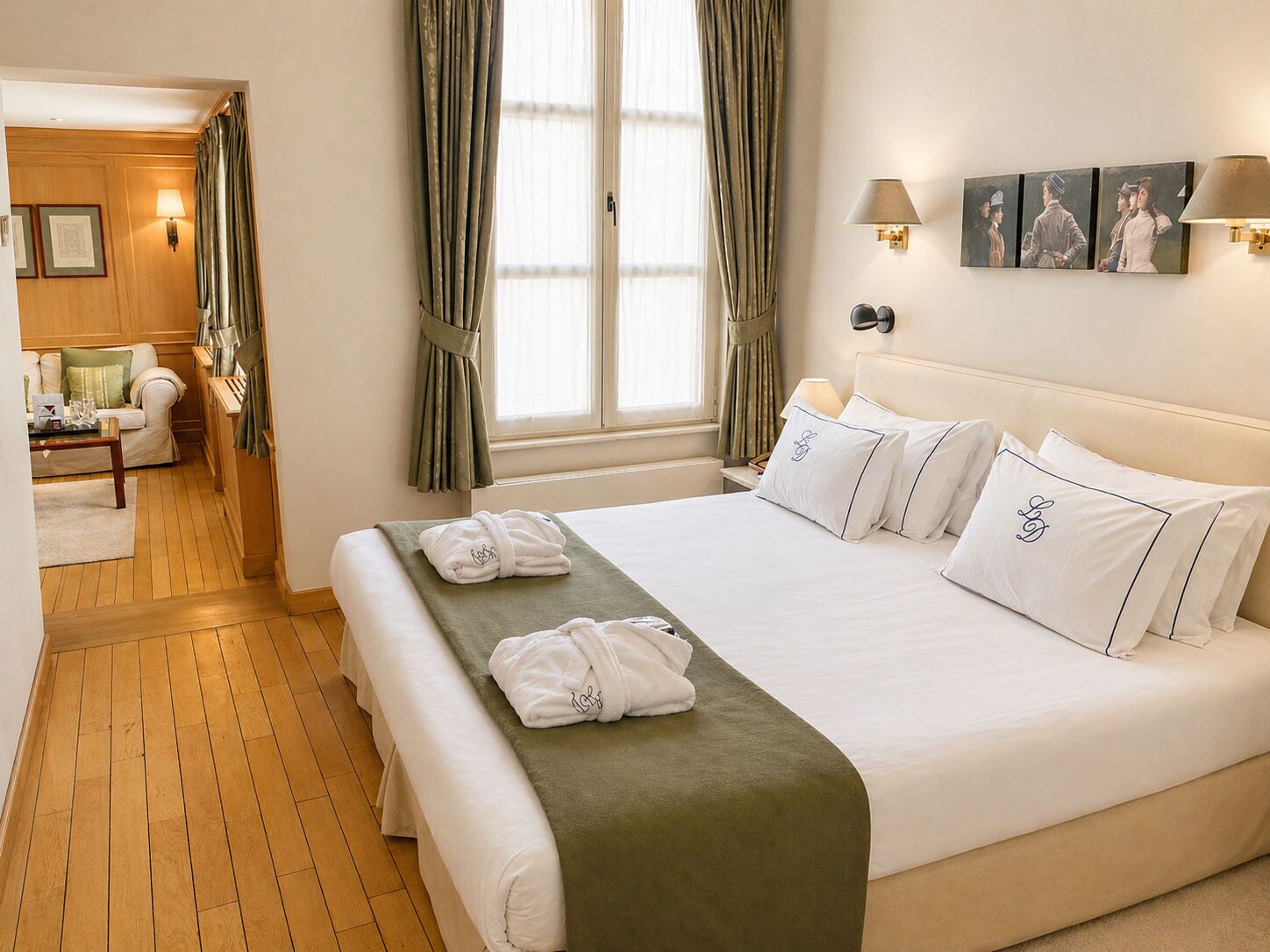 Junior Suite | Minibar, in-room safe, individually decorated, individually furnished