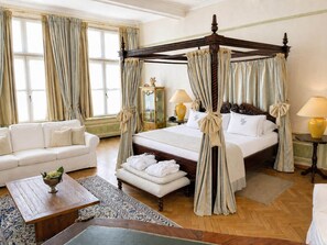 Suíte | Frigobar, cofres nos quartos, individualmente decorados