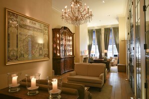 Bar (on property) - Hotel le Dixseptième (Brussels)