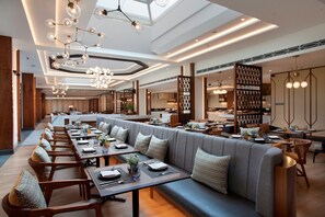 อาหารเช้าแบบบุฟเฟ่ต์ทุกวัน (IDR 190000 ต่อคน)