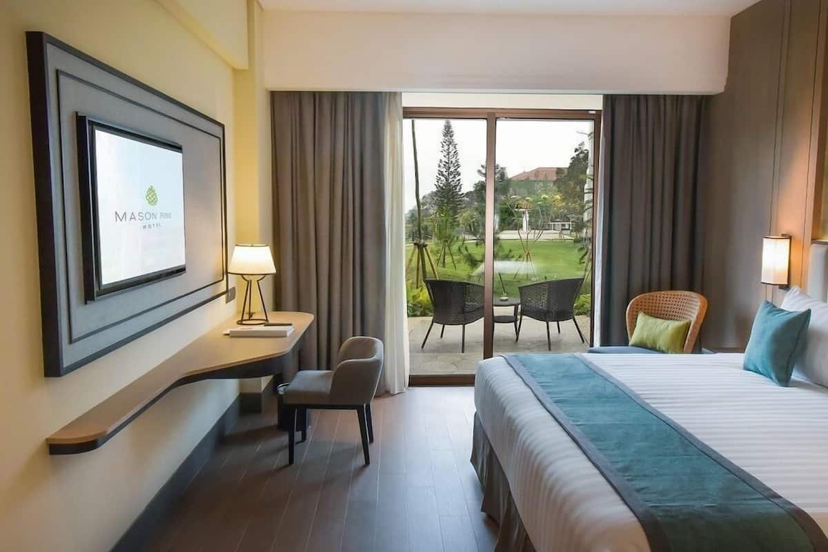 Pine Terrace King | Een kluis op de kamer, een bureau, een laptopwerkplek