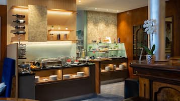 Daily buffet breakfast (EUR 19.50 per person)