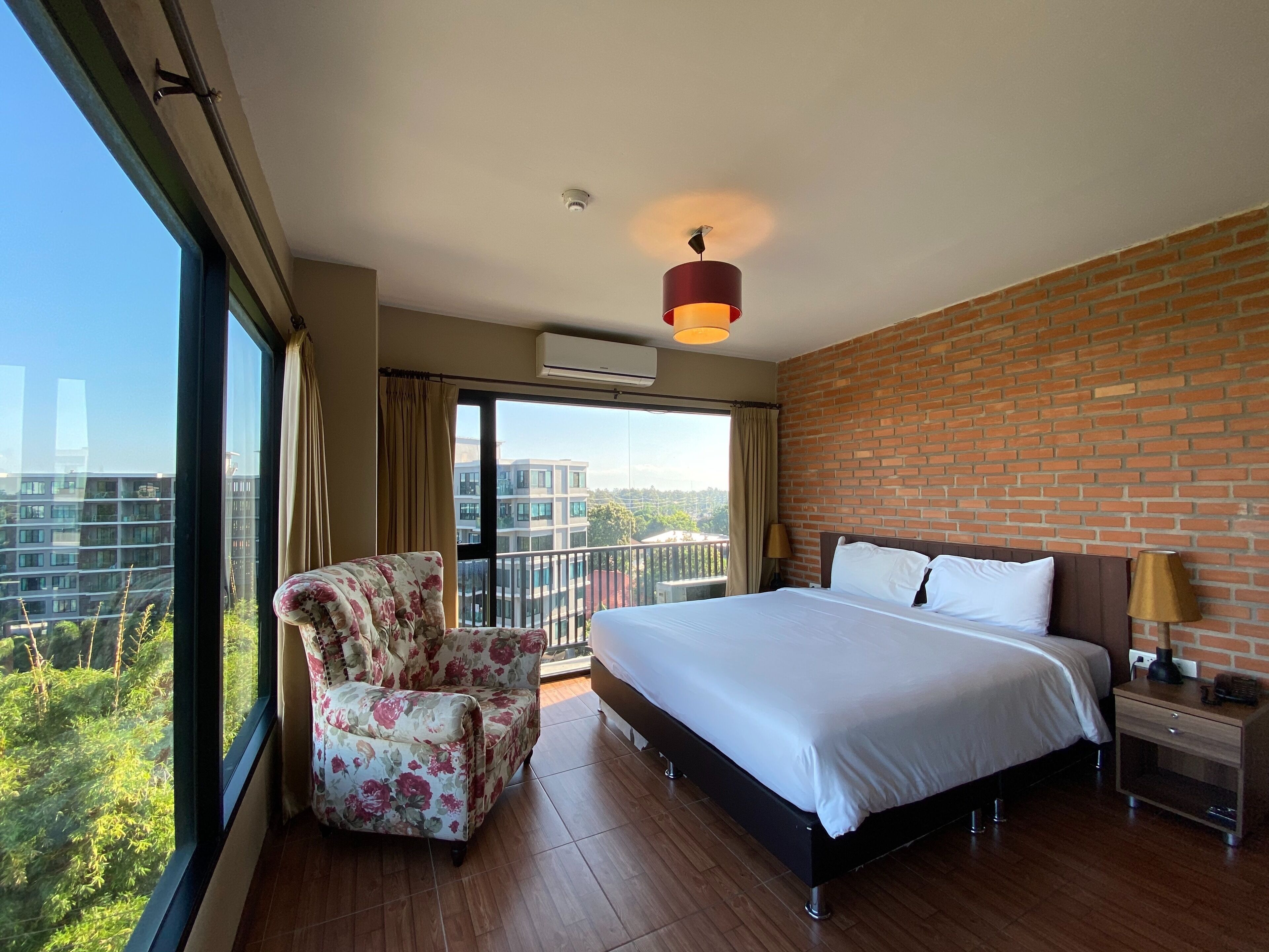 suite room | 1 bedroom, free minibar items, in-room safe, desk