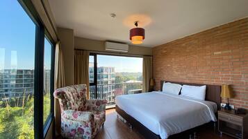 Suite Room | 1 bedroom, free minibar items, in-room safe, desk