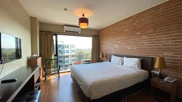 1 bedroom, free minibar items, in-room safe, desk