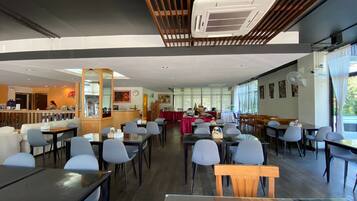 Daily cooked-to-order breakfast (THB 199 per person)