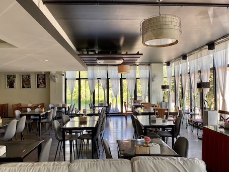 Restaurant. WE Valley Hotel