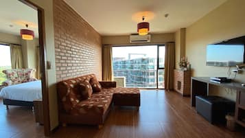 Suite Room | 1 bedroom, free minibar items, in-room safe, desk