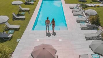 Piscina externa, espreguiçadeiras