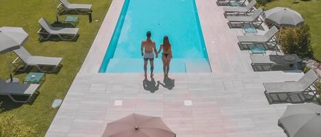 Piscine extérieure, chaises longues