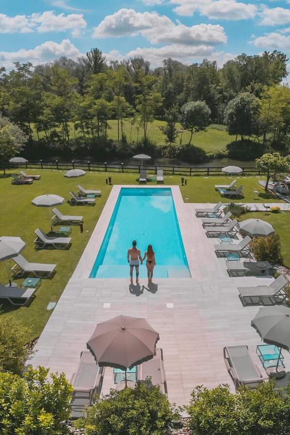 Piscine extérieure, chaises longues