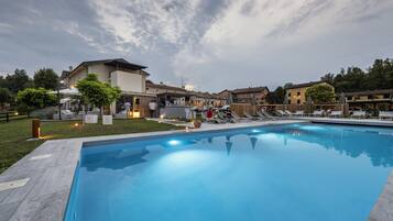 Piscina externa, espreguiçadeiras