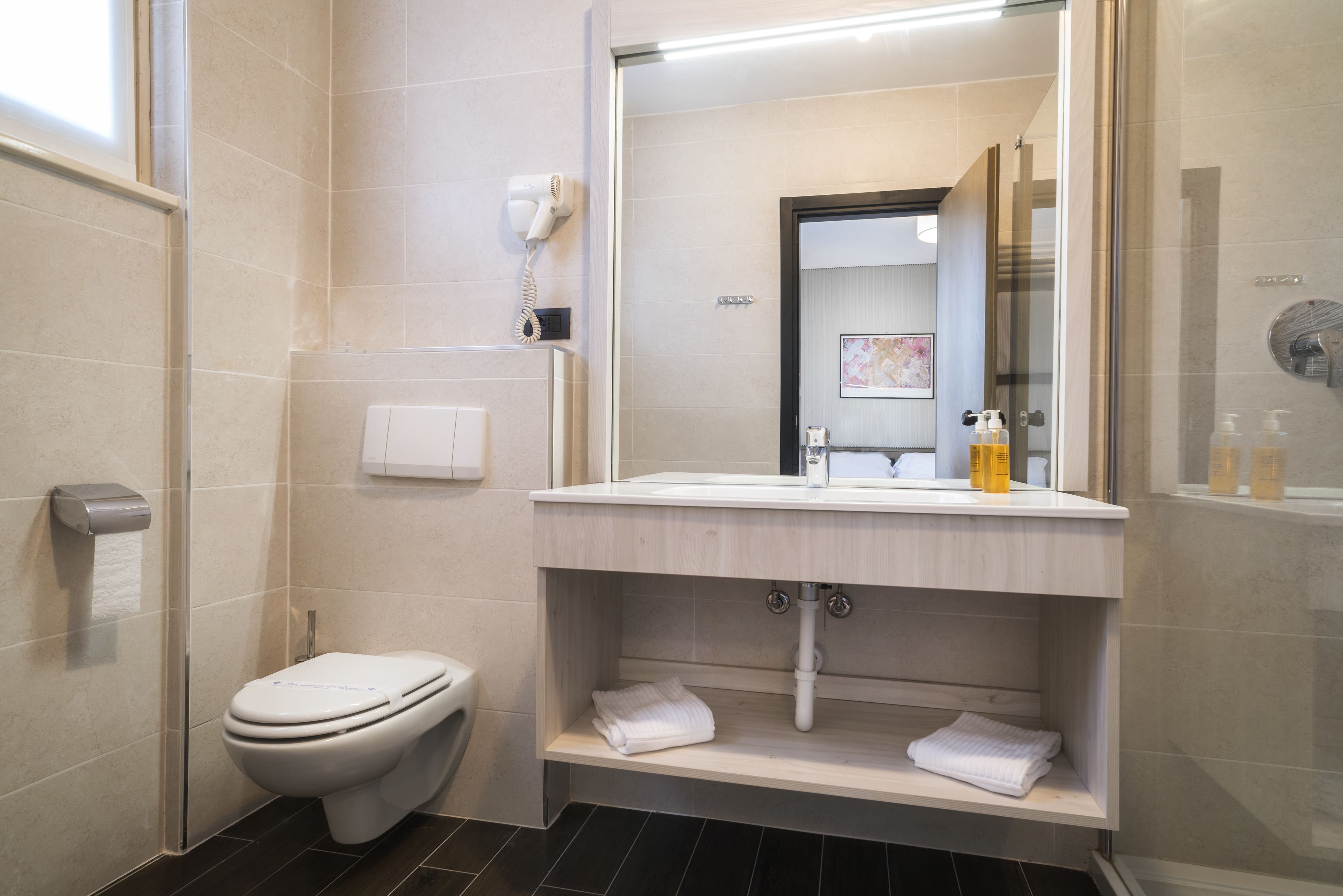 shower, free toiletries, hair dryer, bidet