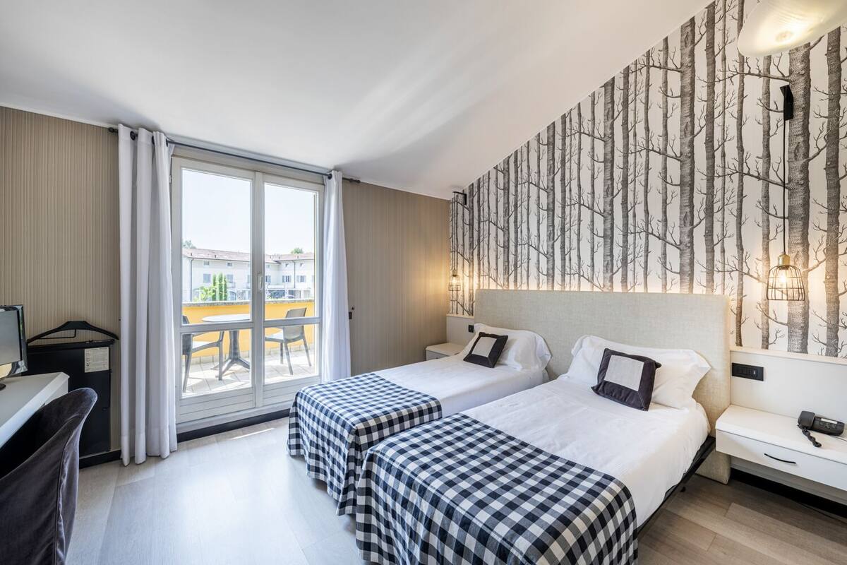Twin Room | Minibar, in-room safe, desk, soundproofing