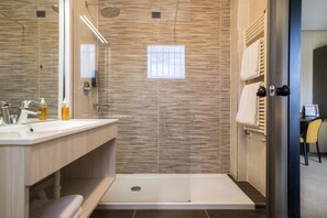 Douche, articles de toilette gratuits, sèche-cheveux, bidet