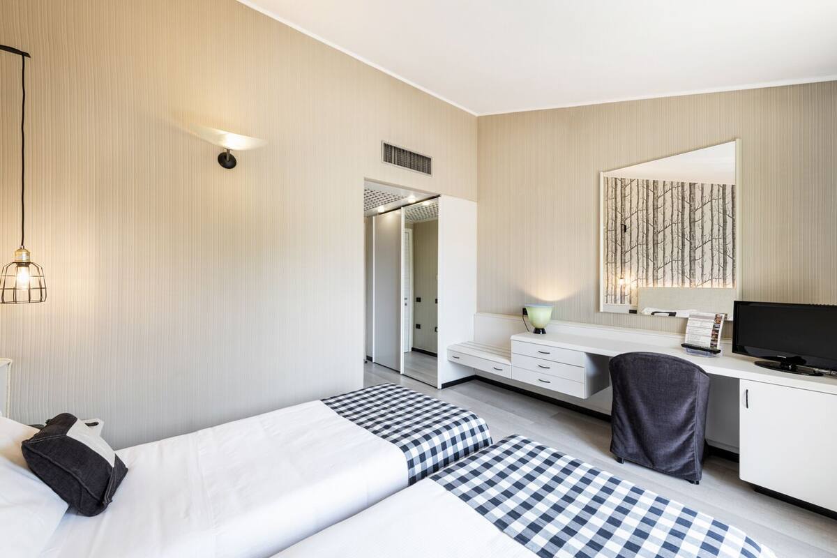 double room | 1 bedroom, minibar, in-room safe, desk