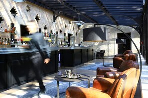 Bar (on property) - Domaine de Manville (Les Baux-de-Provence)