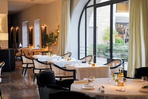 2 restaurants; breakfast, lunch and dinner served  - Domaine de Manville (Les Baux-de-Provence)