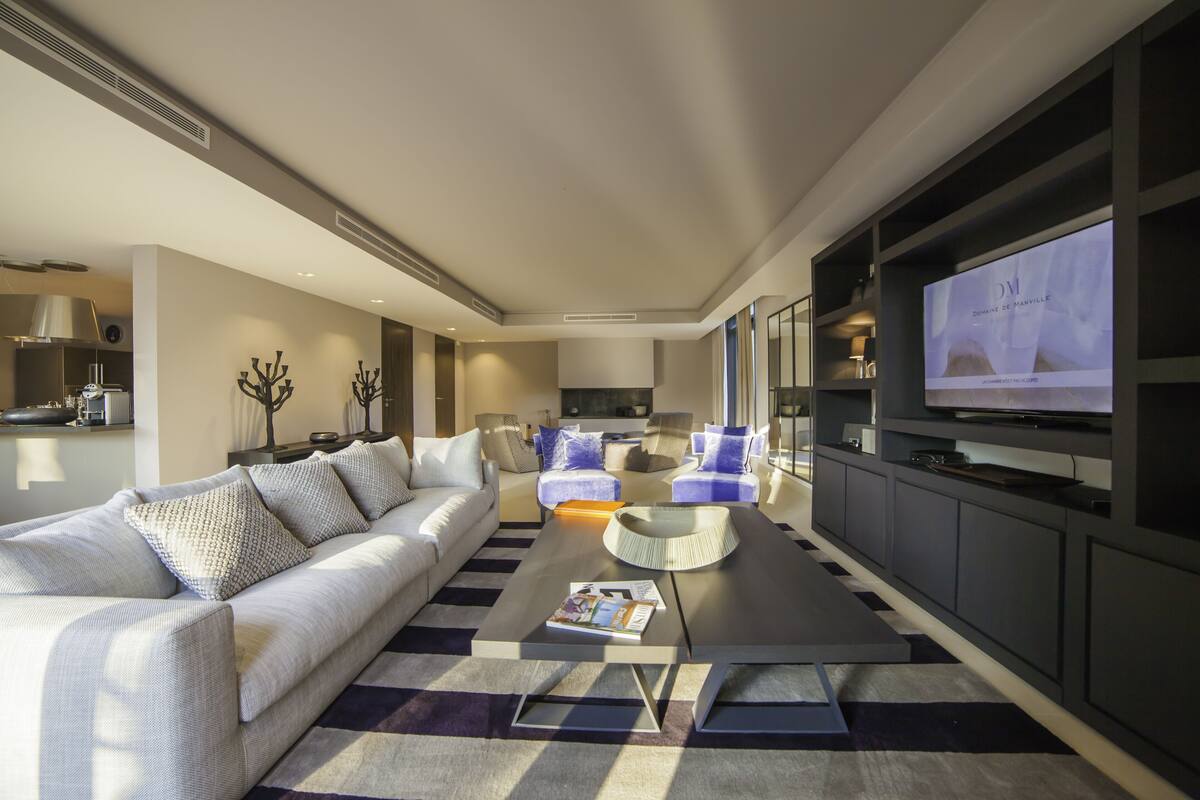 deluxe villa | living area | flat-screen tv, pay films