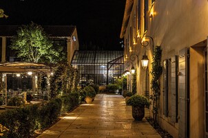Fachada da propriedade à noite