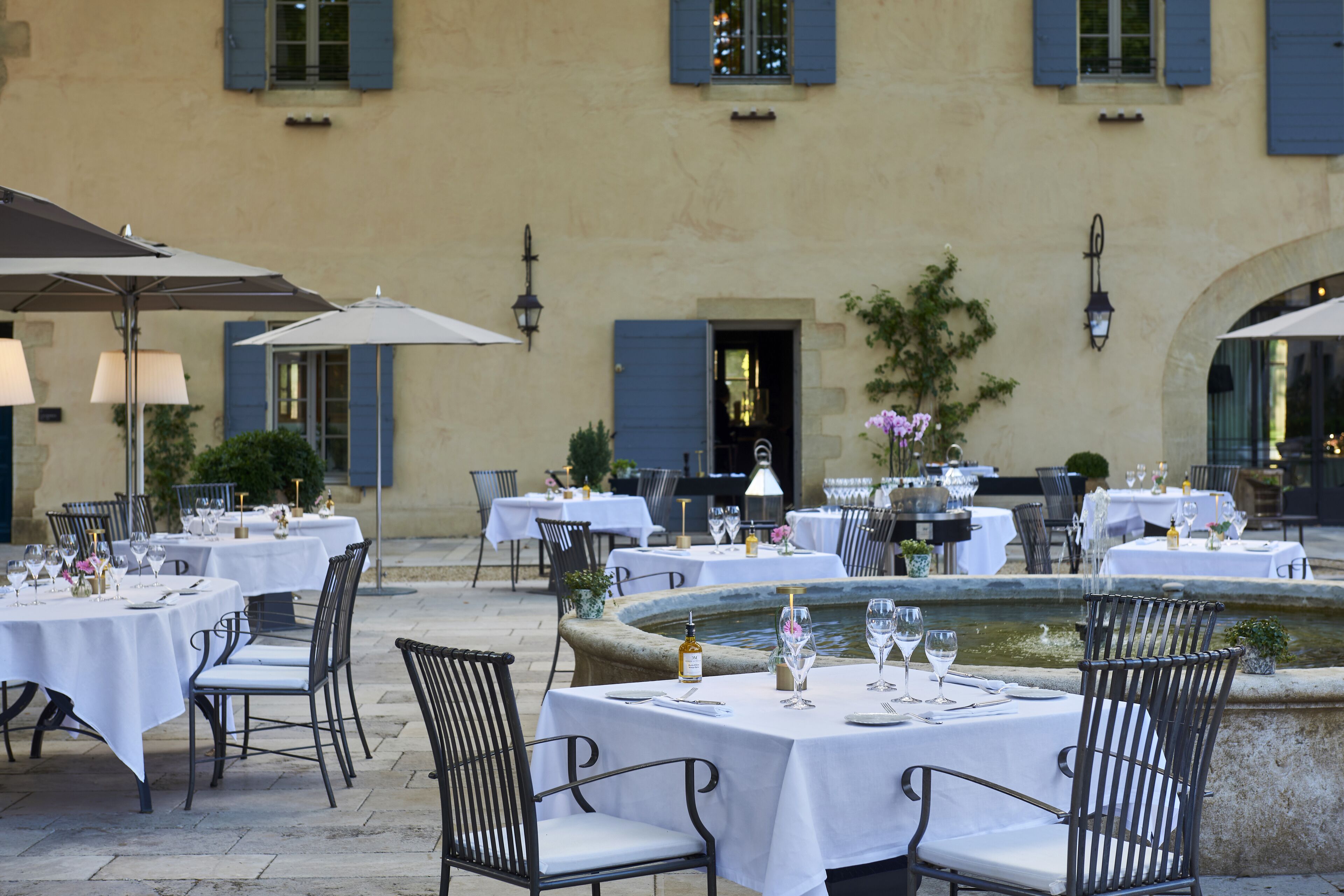 2 restaurants, breakfast served