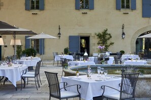2 restaurants; breakfast, lunch and dinner served  - Domaine de Manville (Les Baux-de-Provence)