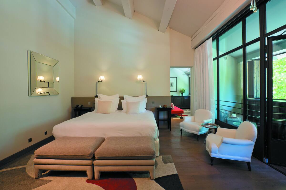 Suite (Manville) | Premium bedding, minibar, in-room safe, desk