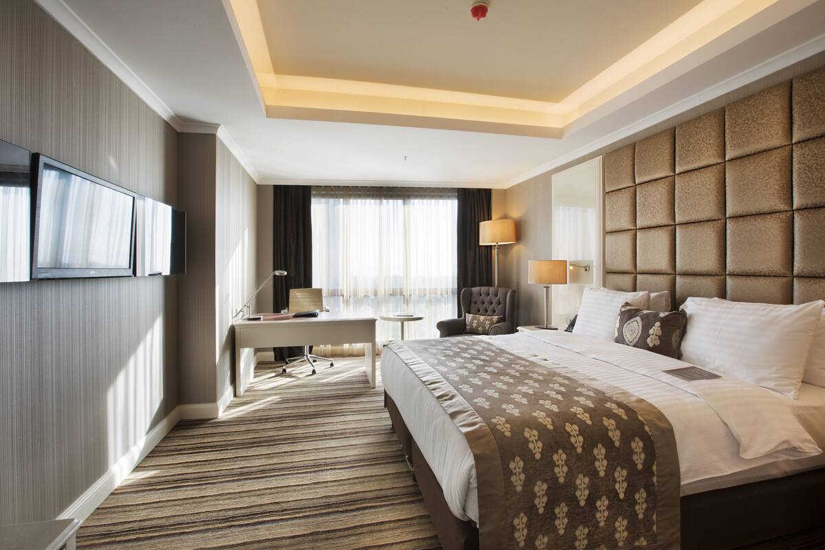 Superior Room with City View | 迷你吧、客房內保險箱、書桌、筆電工作空間