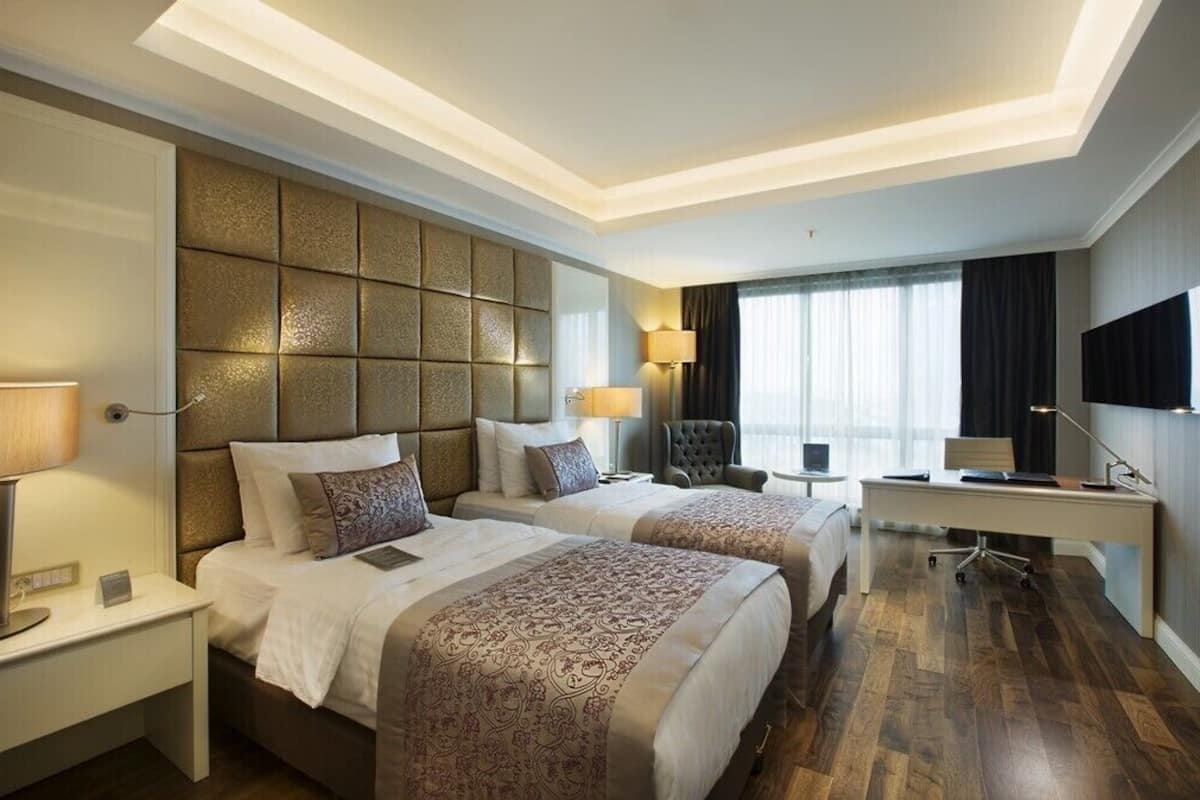 Minibar, caja de seguridad en la habitación y escritorio