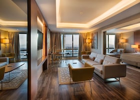 Executive Suite with Prince's Islands View - Lounge Access | Odadan manzara