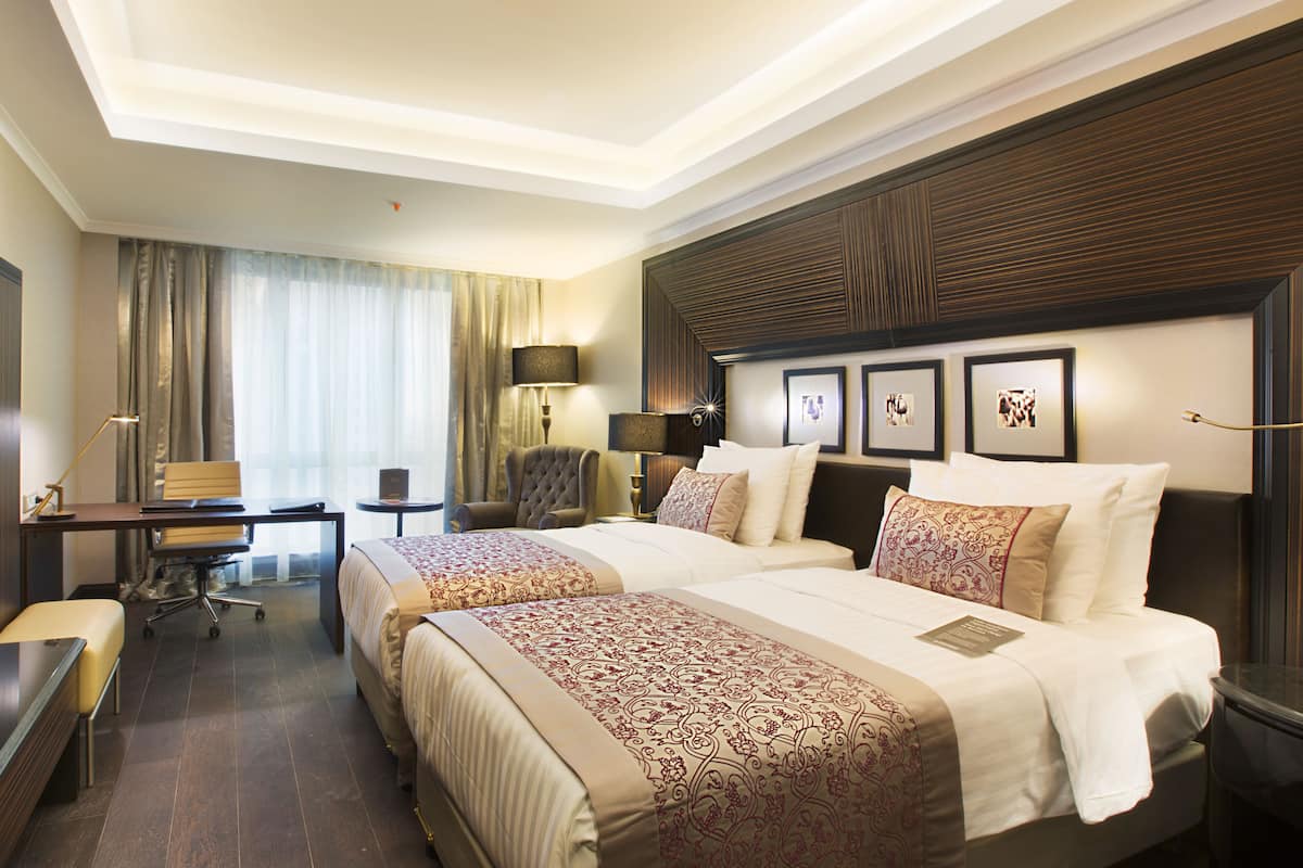 Minibar, caja de seguridad en la habitación y escritorio