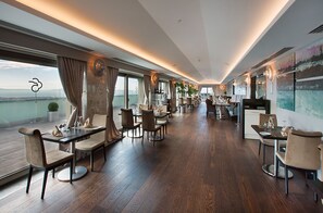 2 restaurants; breakfast, lunch, and dinner served