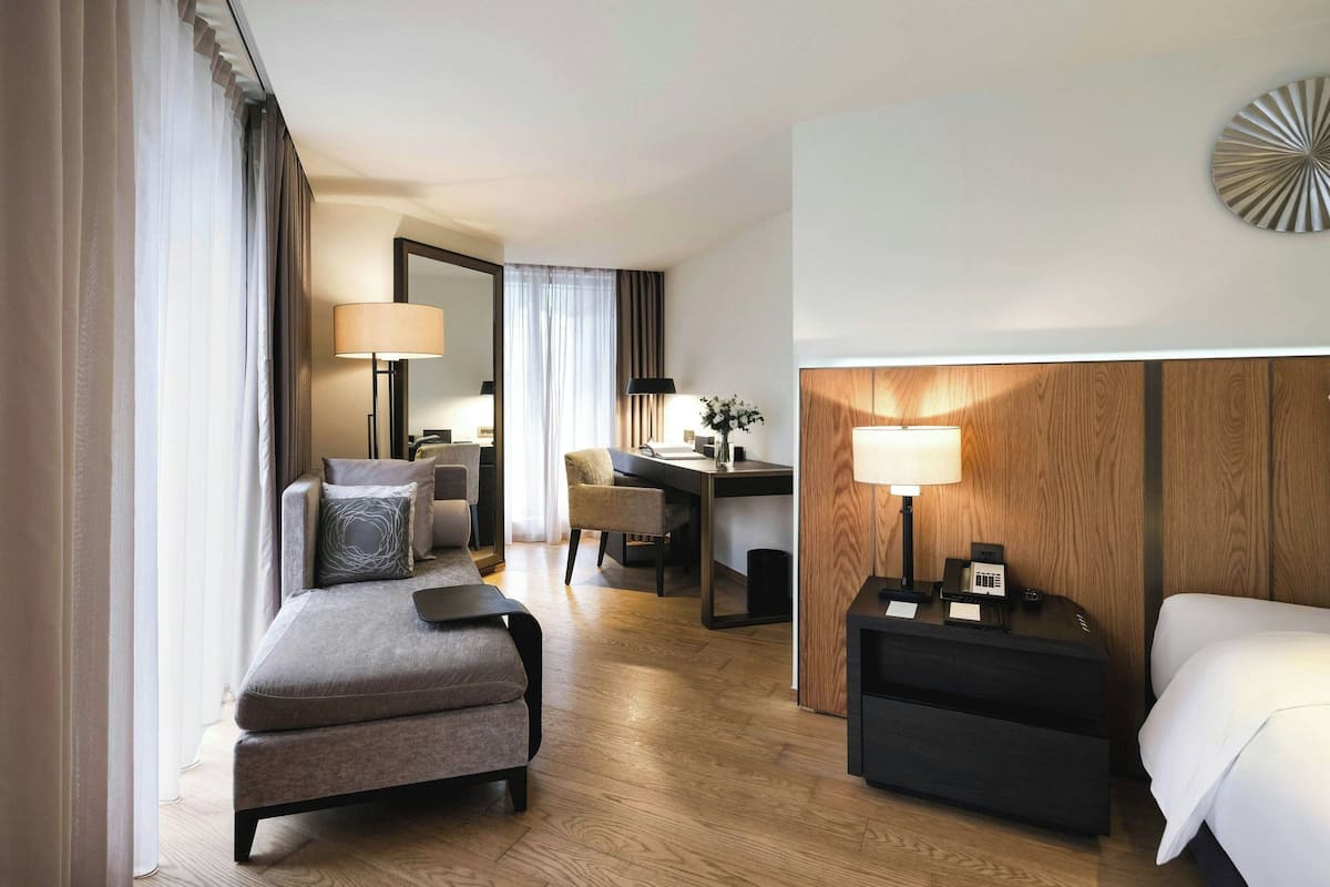 أغطية فراش متميزة وألحفة محشوة بالريش وميني بار وخزنة داخل الغرفة