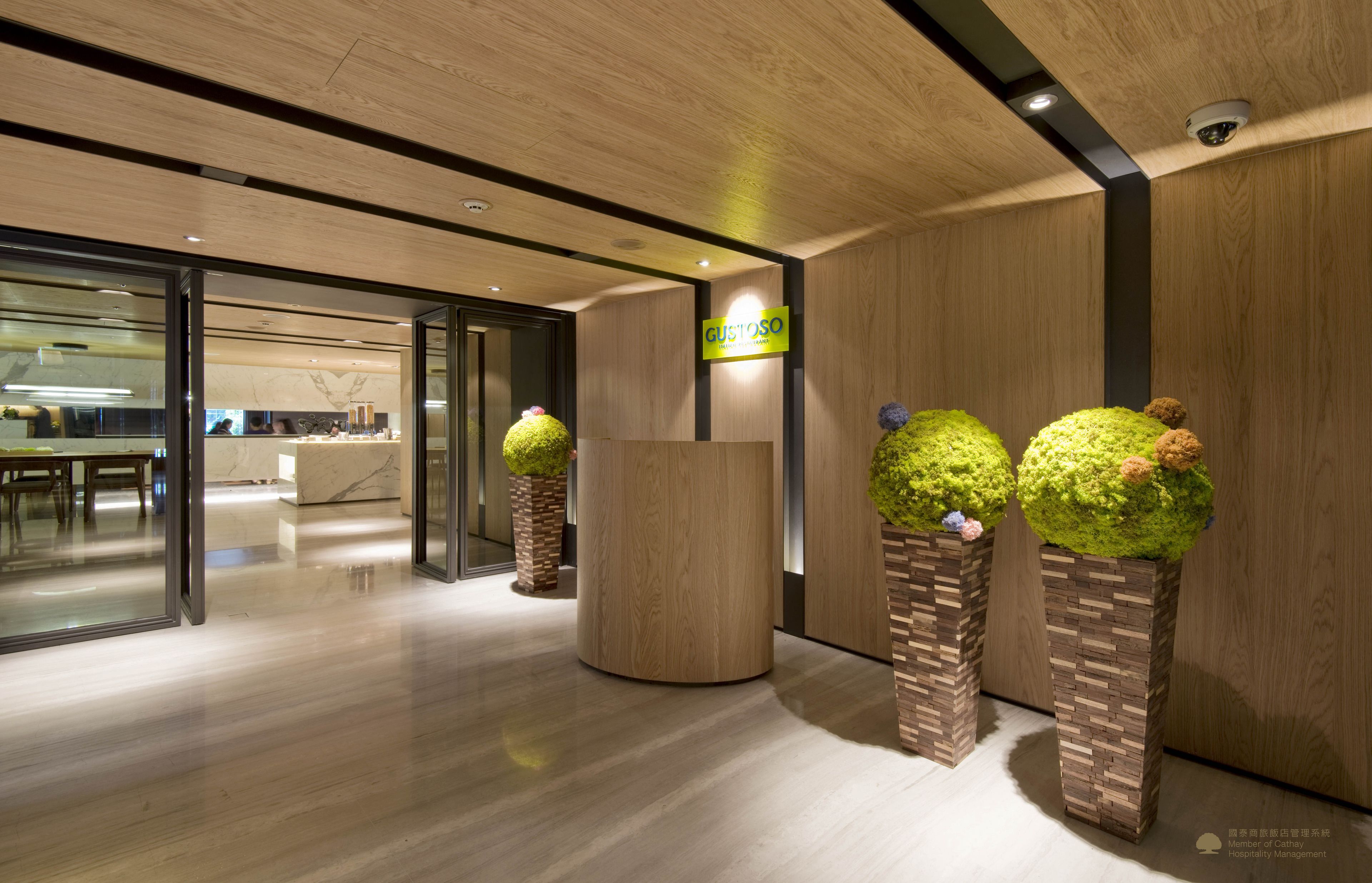 lunch and dinner served, italian cuisine