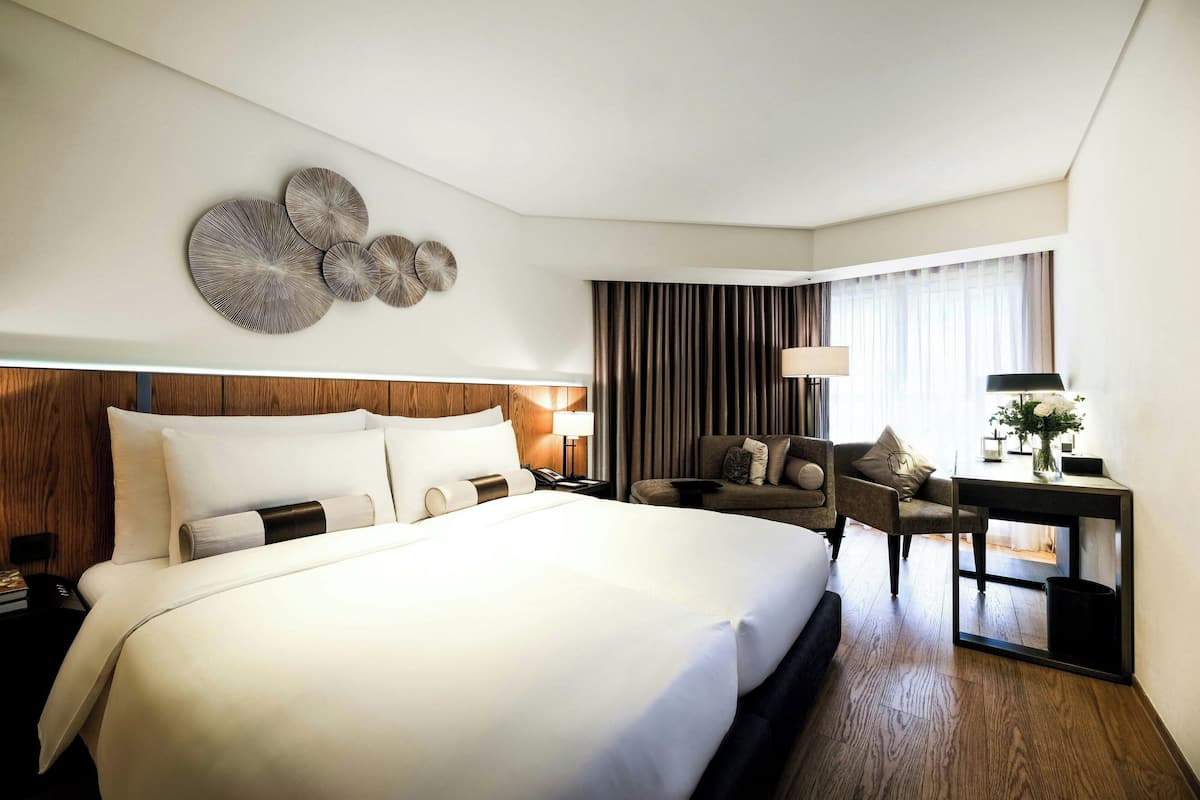 Ropa de cama de alta calidad, edredones de plumas, minibar y caja fuerte