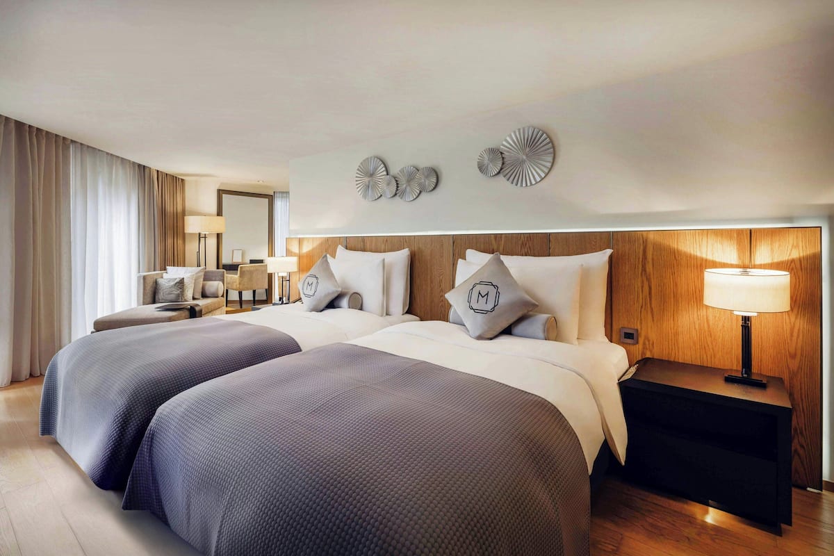 Habitación Deluxe, 1 cama doble, vistas a la ciudad | Ropa de cama de alta calidad, edredones de plumas, minibar y caja fuerte